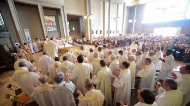 Prêtres qui prient lors d'une ordination diaconale